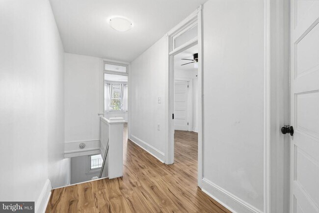 Building Photo - 211 E Poplar St