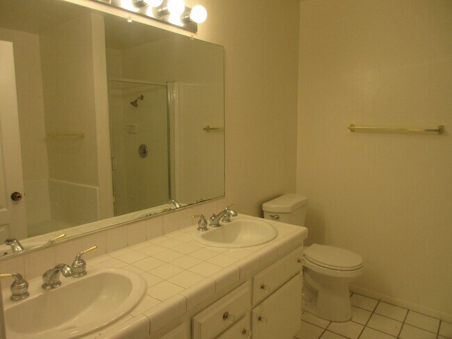 Building Photo - Beautiful Condo in the heart of Studio City