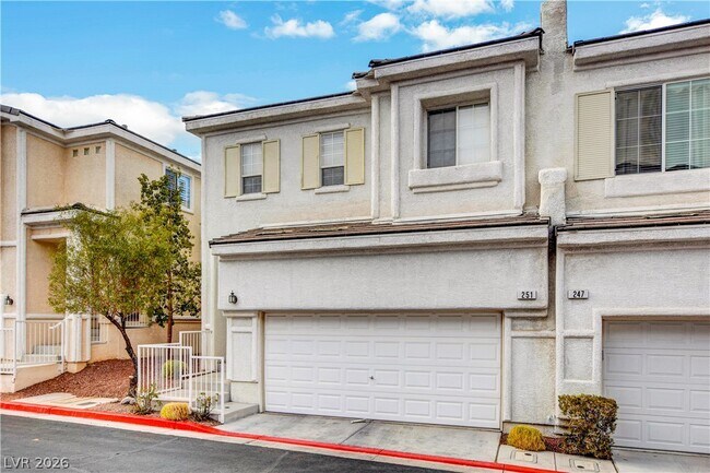 Building Photo - 251 Queens Ct