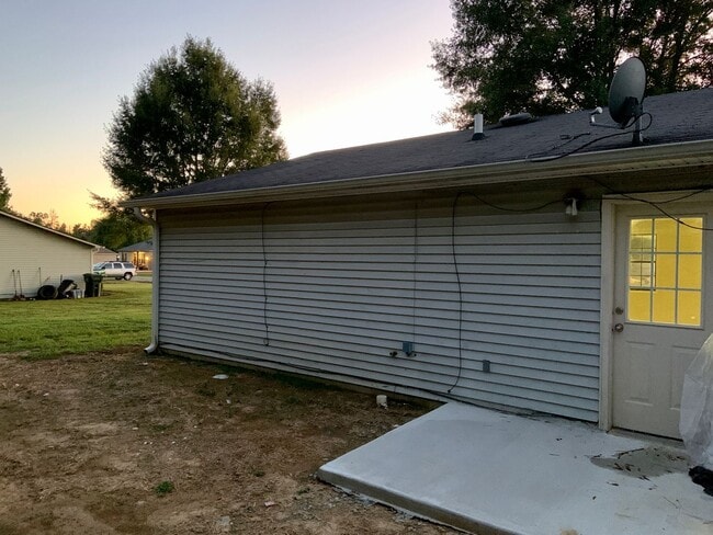 Building Photo - 2 Bedroom Duplex with Yard