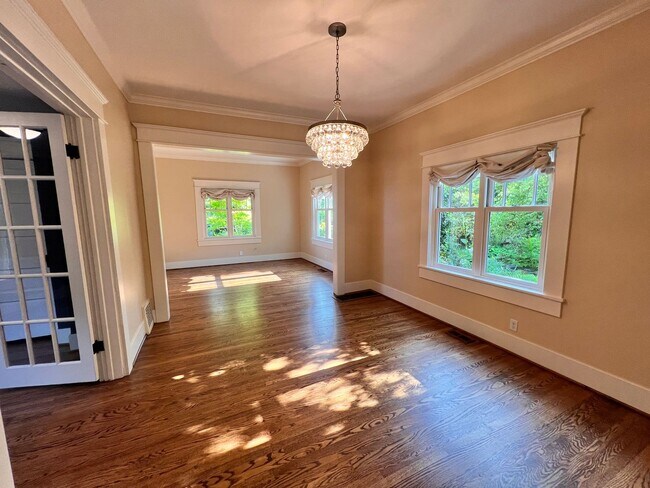 Building Photo - Gorgeous, Executive Living in Beautiful Ma...