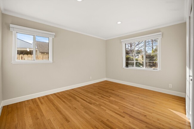 Building Photo - Modern, Newly Renovated Four Bedroom, Thre...