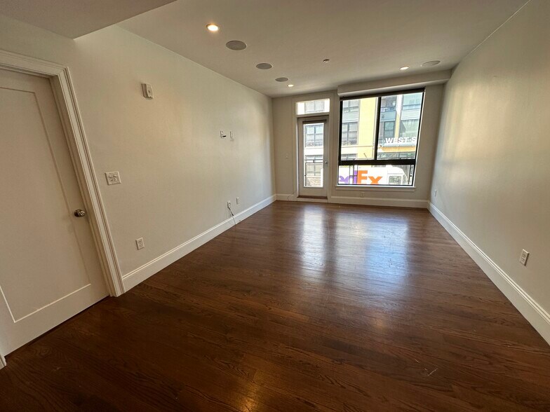 Building Photo - 303 D St