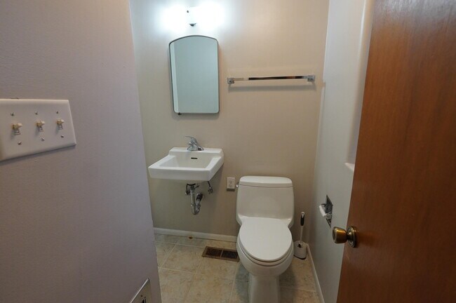 Building Photo - 2806 San Pedro Dr NE