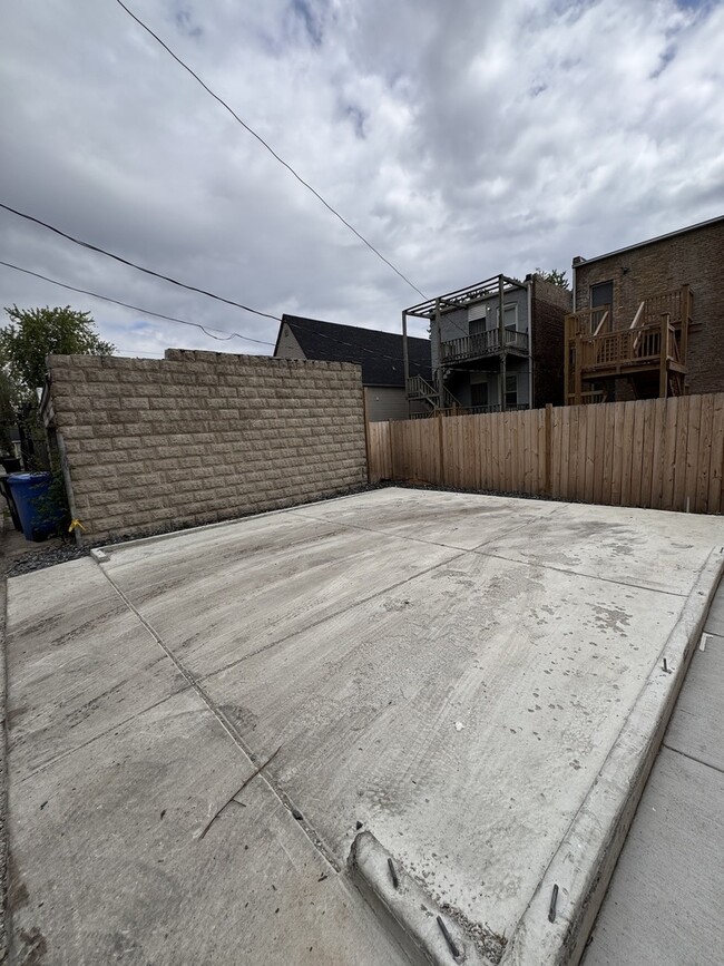 Building Photo - 818 S Karlov Ave