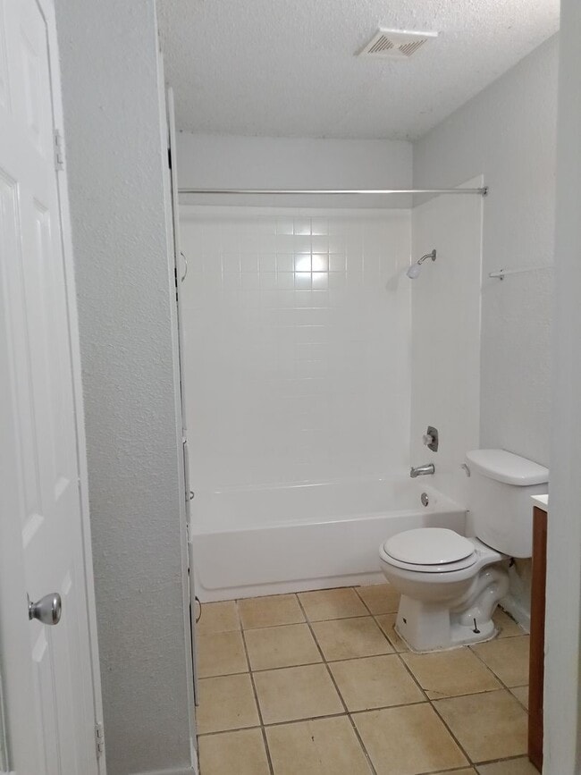 Building Photo - Welcoming 2-Bedroom Home in a Quiet Northe...