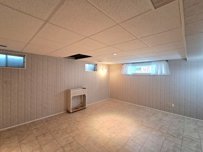 Building Photo - $2,595 - 4 Bed / 3 Bath Home with Fully Fe...