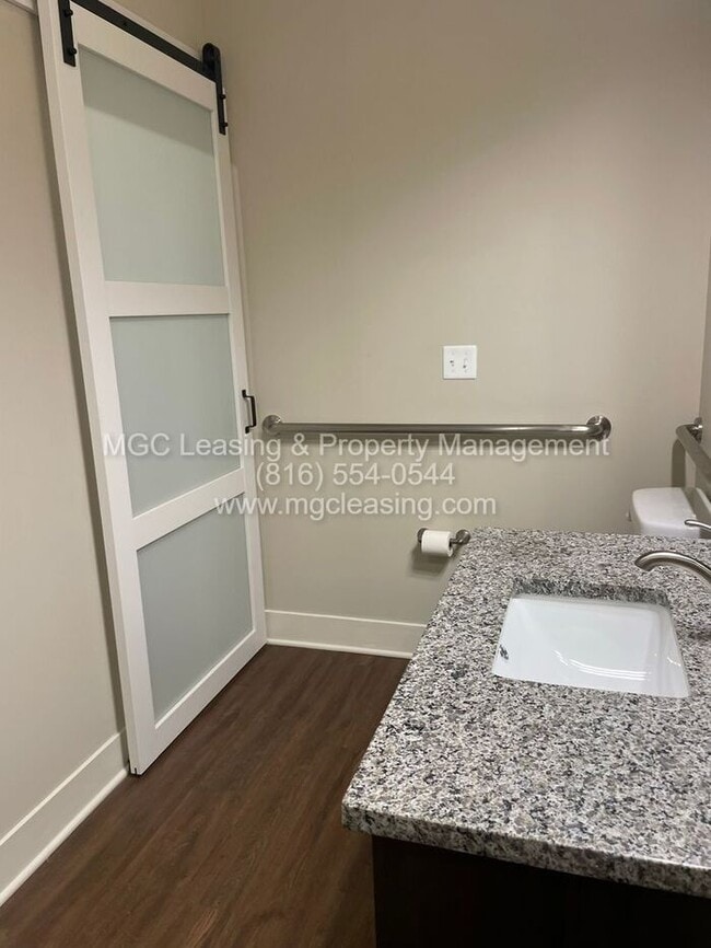 Building Photo - First Floor HCA Apartment with Extra-Large Primary Bath - Enjoy a $500 rent credit when you lease...