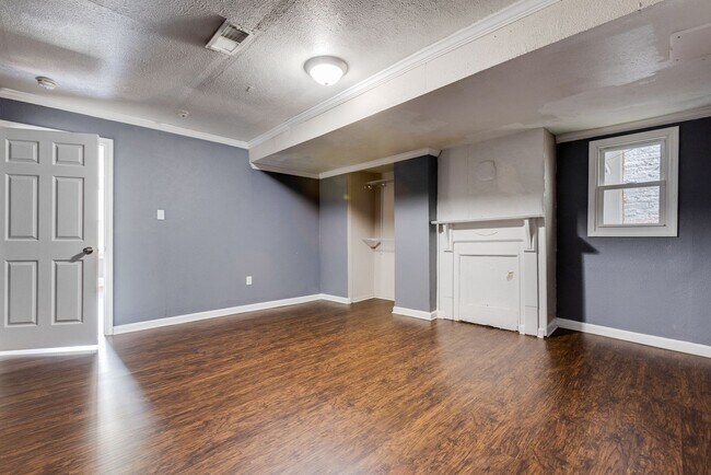 Building Photo - Available NOW - Spacious 6 Bedroom, 2 FULL Bath Home Located in South Side Slopes!