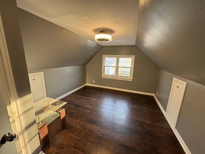 Building Photo - 3927 S Clement Ave