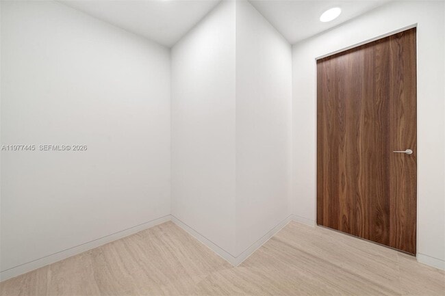 Building Photo - 5 Grove Isle Dr