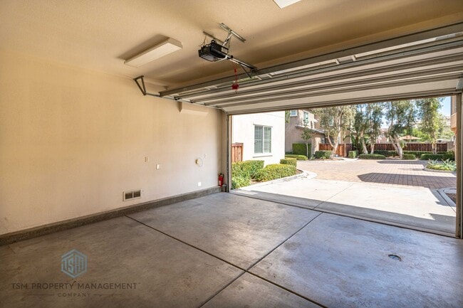 Building Photo - Spacious 3 Bed 2.5 Bath Condo in Orange!