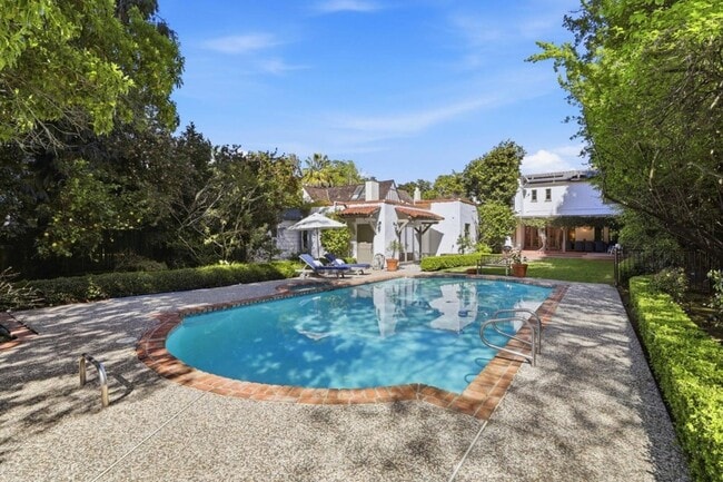 Building Photo - 566 E Crescent Dr