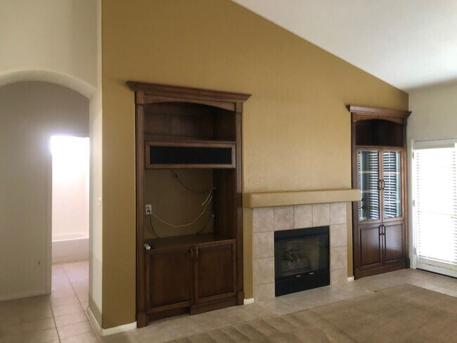 Building Photo - *WONDERFUL SINGLE STORY HOME IN GREEN VALLEY RANCH GATED COMMUNITY!!**