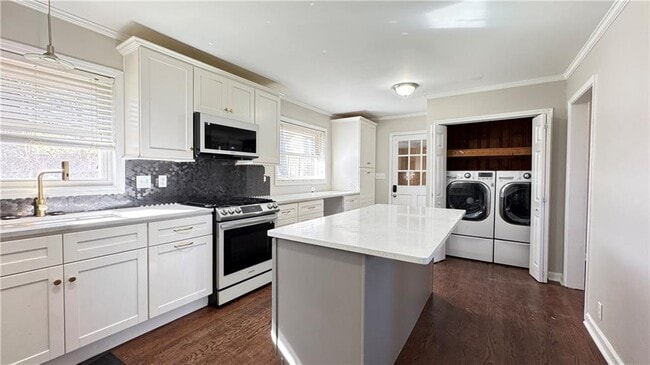 Building Photo - 552 Sybil Ln SE