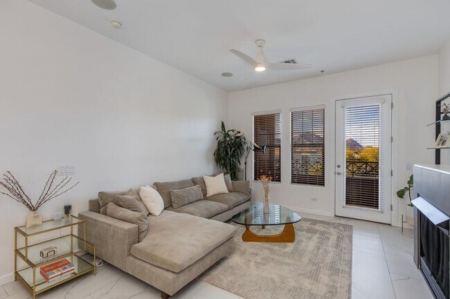 Building Photo - 7291 N Scottsdale Rd