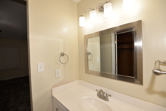 Building Photo - Updated Townhome in Larkspur Meadows