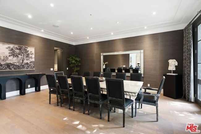 Building Photo - 506 N Rexford Dr