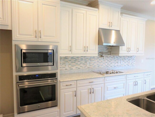 Building Photo - 8828 Tropical Palm Dr