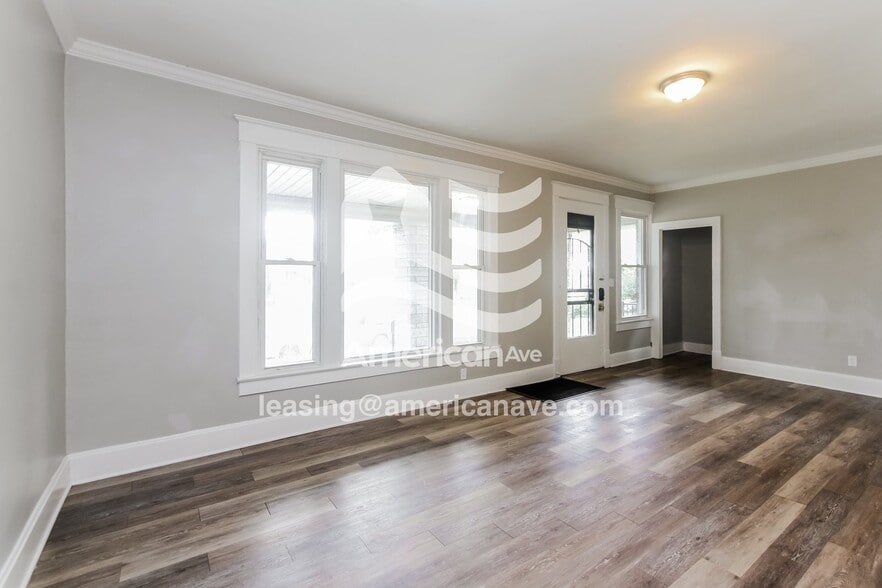 Building Photo - 1055 W 33rd St