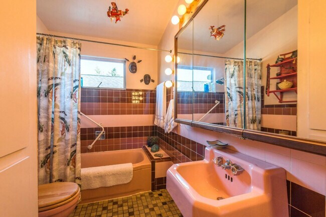 Building Photo - 4905 SW Othello St