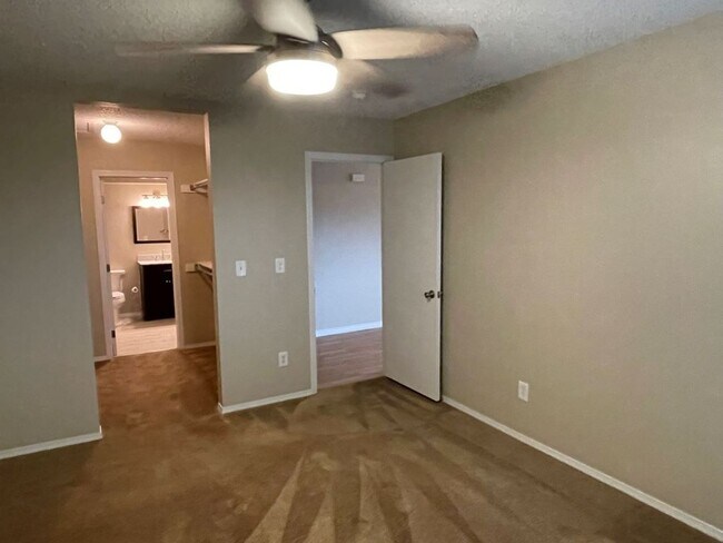 Building Photo - 1 Bedroom Condo in gated Hunting Meadows