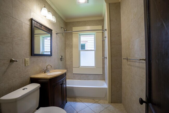 Building Photo - 8/1/26 Spacious First Floor Apartment Clos...