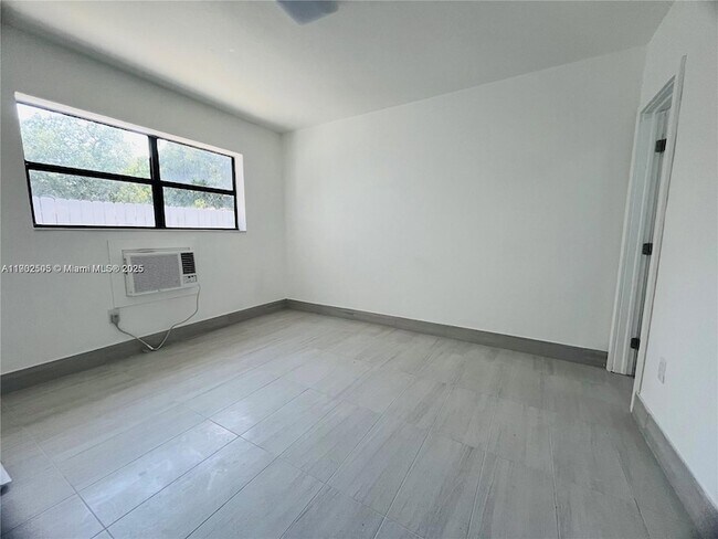 Building Photo - 13390 NE 6th Ave