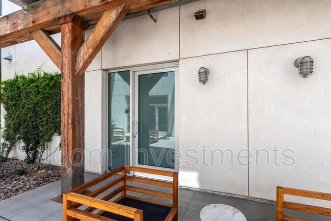 Building Photo - 527 Molino St