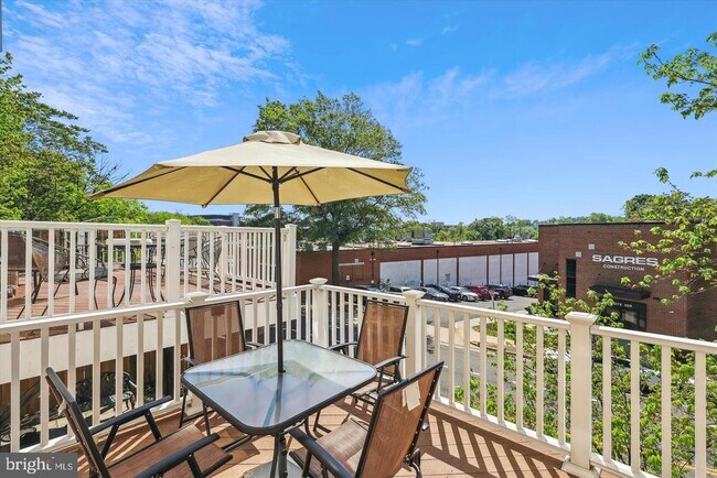 Building Photo - 3814 Woodlawn Ct