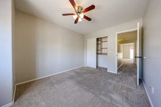 Building Photo - Stunning 3 bedroom, 2.5 bathroom Gold Cour...
