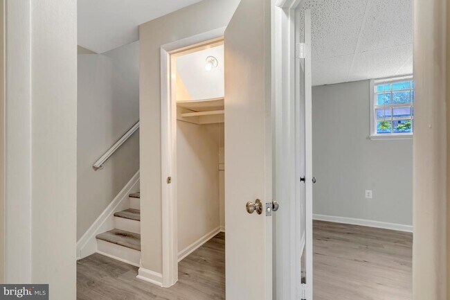 Building Photo - 7065 Leewood Forest Dr