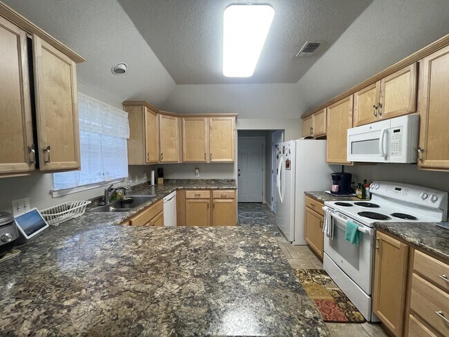 Building Photo - 1902 Mistral Ln W