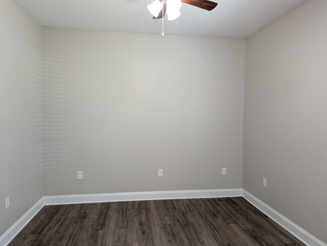 Building Photo - 555 Park Cir