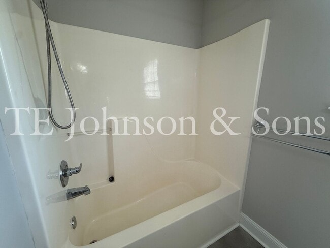 Building Photo - Spacious 3BR Home with Vaulted Ceilings, Gas Logs & Two Car Garage in Winston-Salem