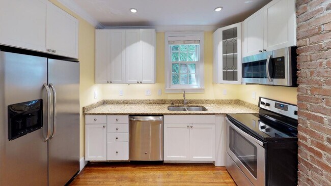 Building Photo - 7BR/4.5BA Home Near UTK | Greek Life & Gro...