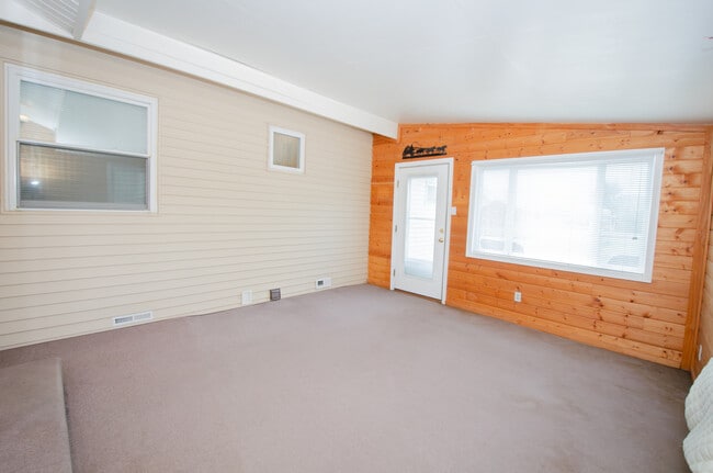 Building Photo - 215 Hillcrest Pl