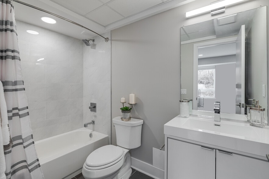 Building Photo - 1952 Bryn Mawr Ave