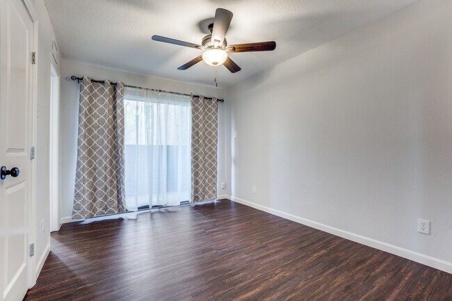 Building Photo - Creekside Condominumums