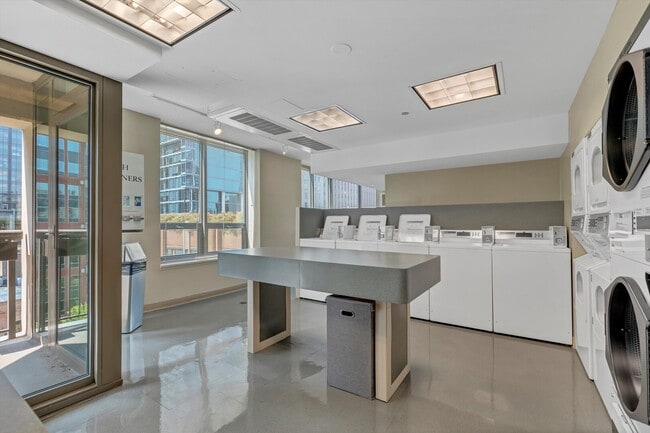 Building Photo - 400 N La Salle Dr