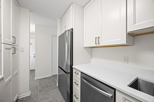 Building Photo - 1615 W Greenleaf Ave