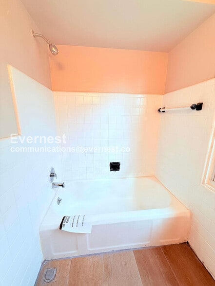 Building Photo - 5747 Lakepointe St