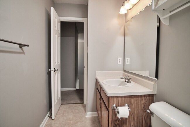 Building Photo - For Rent-4BDRM, 2.5BA Home in Ashwood