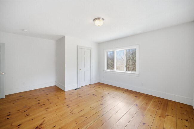 Building Photo - 564 Main St