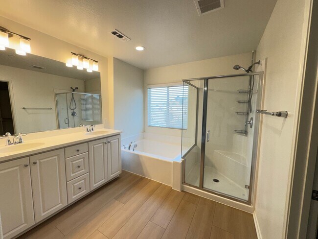 Building Photo - Beautiful 5Bd/3.5Ba Home in Cul-de-Sac in Riverside w/new Turf Back Yard and New Carpet!