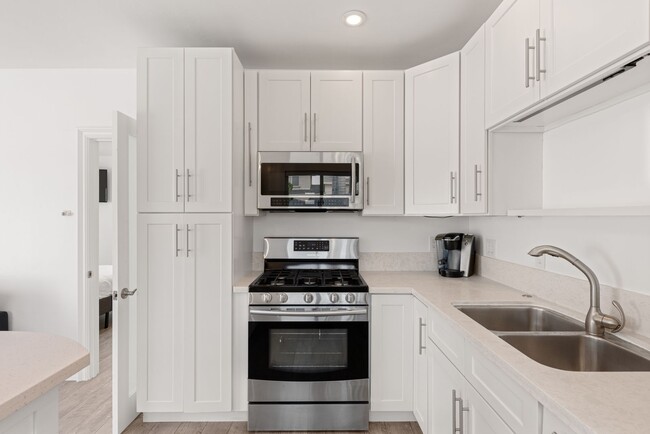 Building Photo - Charming 1BR/1BA Cottage - Private Patio w...