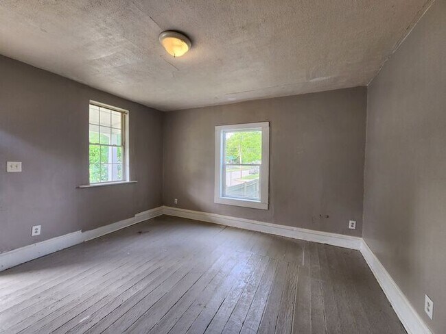 Building Photo - Cozy 2 B 2 BA Duplex - Now $200 Lower in Price !