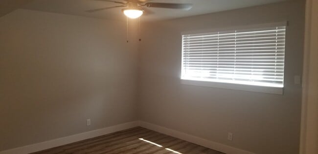 Building Photo - 1 Bedroom Apartment Available February 1st