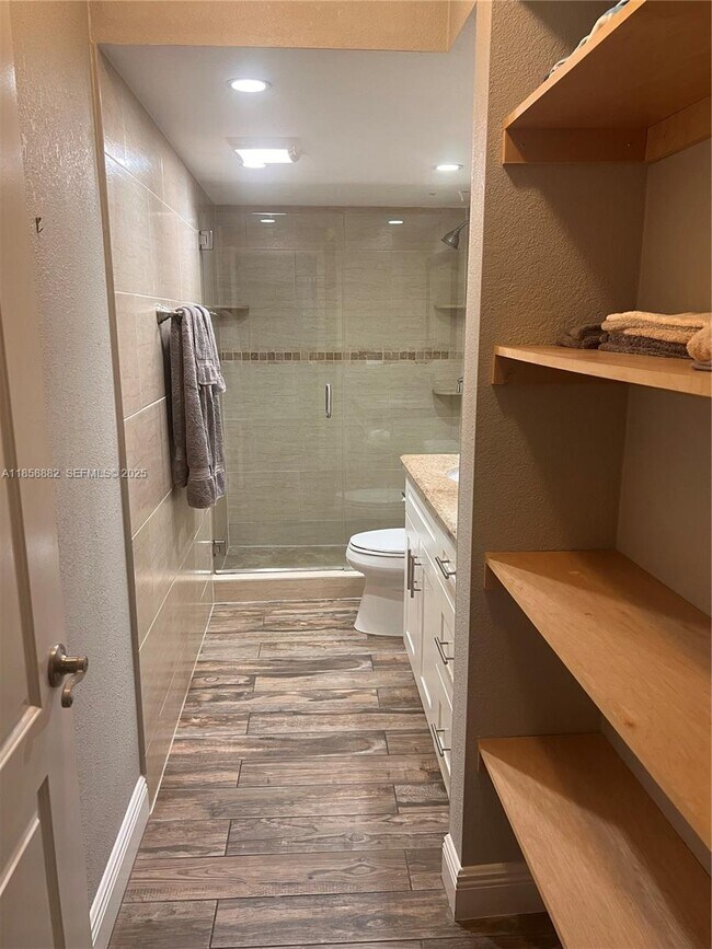 Building Photo - 400 N Riverside Dr