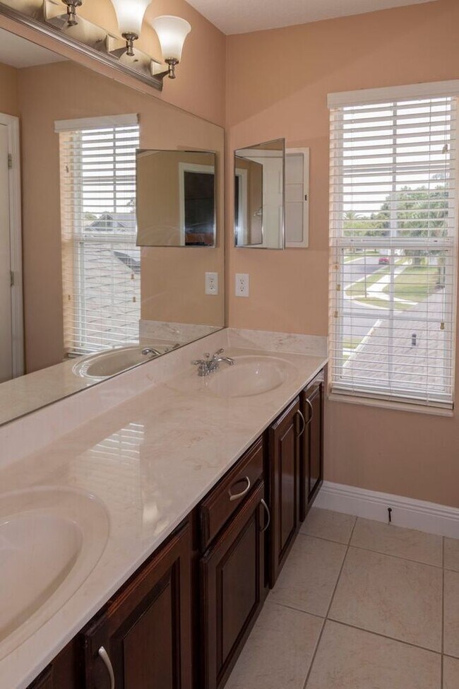 Building Photo - BEAUTIFUL 5 Bedroom/4 Bath Home Located in...